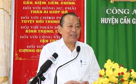 Phó Thủ tướng Trương Hòa Bình trao quà Tết tại Long An